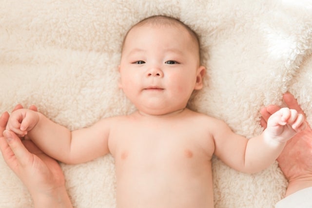 適切なケアを行いきれいな肌を保つ赤ちゃんのイメージ写真