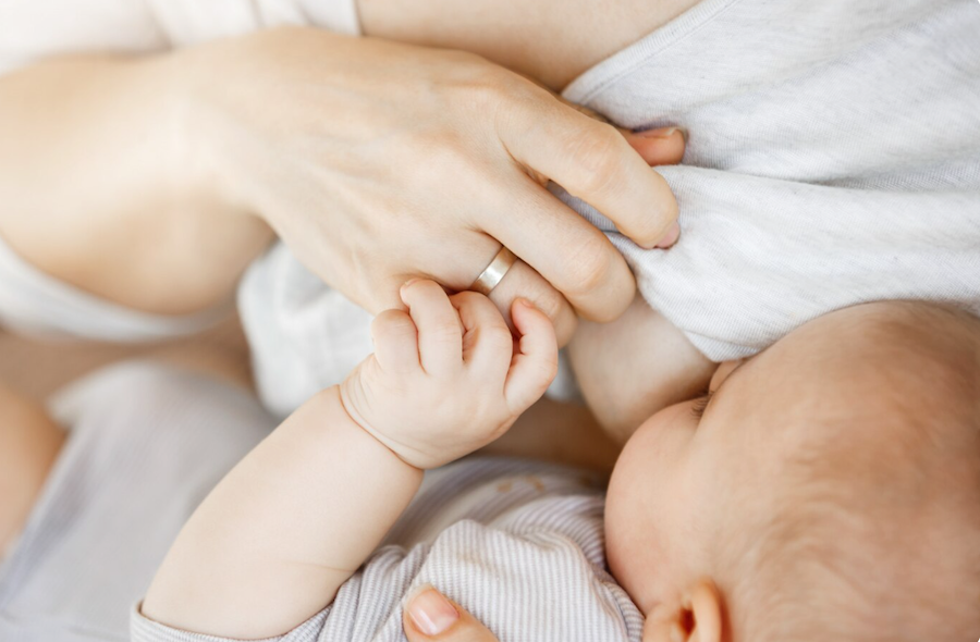 産後のママは、カラダの回復とたっぷりの母乳をつくるために水分摂取が大切