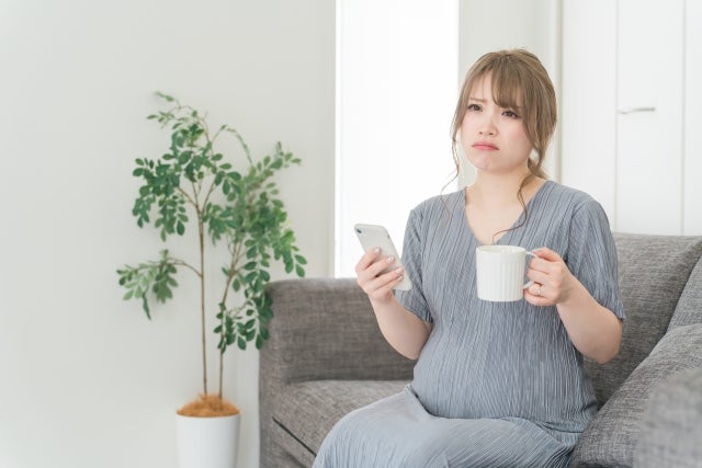 妊娠中の貧血はよくある不調の一つですが、「自然に治るの？」「食事だけで足りる？」「鉄剤は飲まないといけない？」など、疑問や不安を感じる方も多いでしょう。