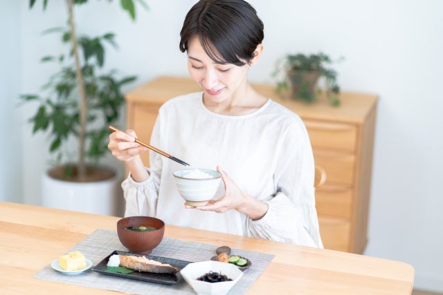 無排卵は生活習慣や体調の影響を受けることがあり、原因によっては自力で整えられるケースもあります。