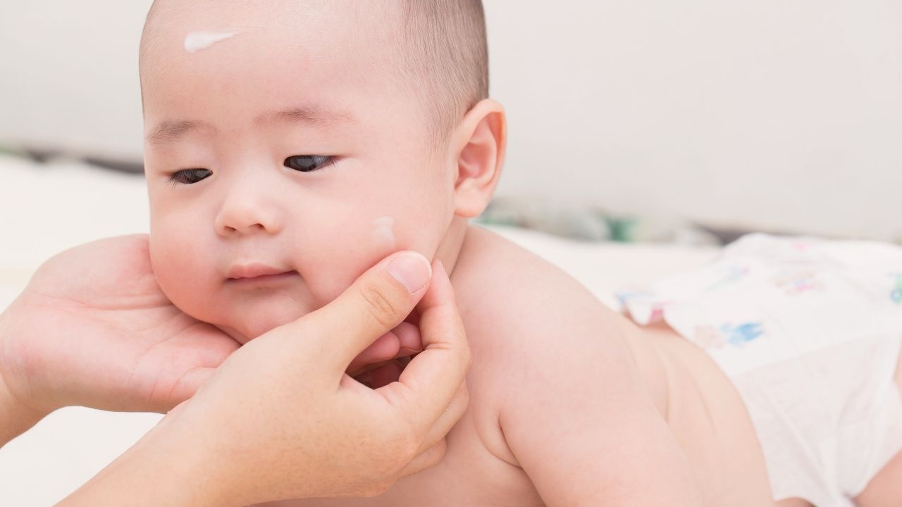 空気が乾燥する冬の季節や、赤ちゃんの肌のかさつきがとくに気になるときには、ベビーオイルをプラスするとより効果的です。