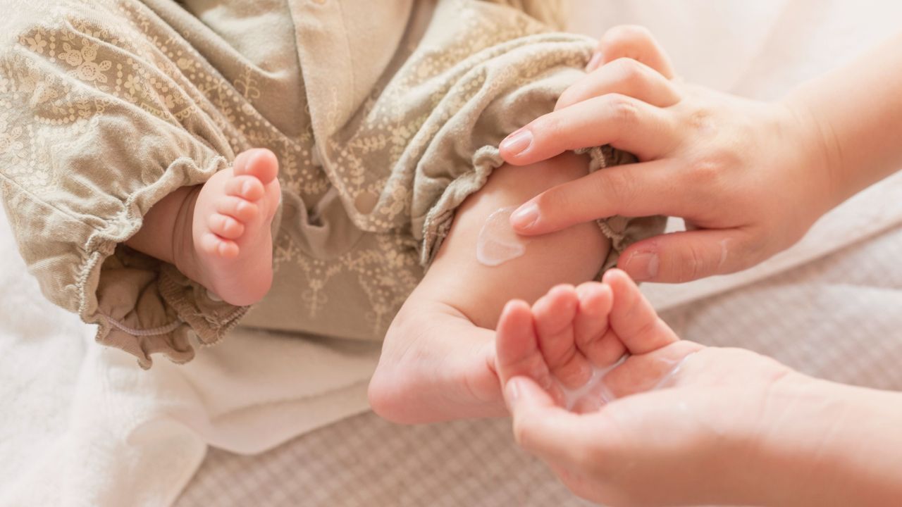 赤ちゃんの未熟な肌を守るためには、毎日保湿してバリア機能をサポートしてあげることが何より大切です。