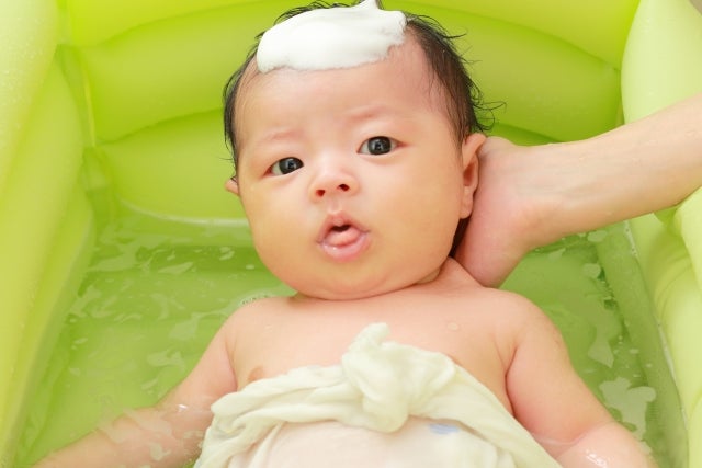お風呂上がりは肌の水分が蒸発しやすいので、5分以内にベビーローションを塗りましょう。