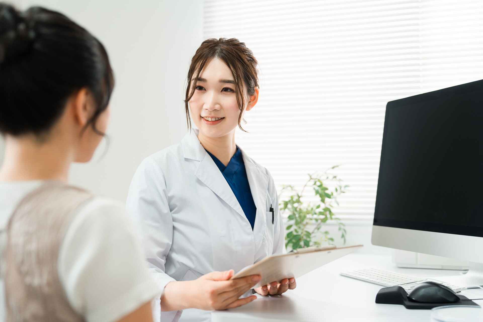 産婦人科を受診する目安や行われる検査について紹介