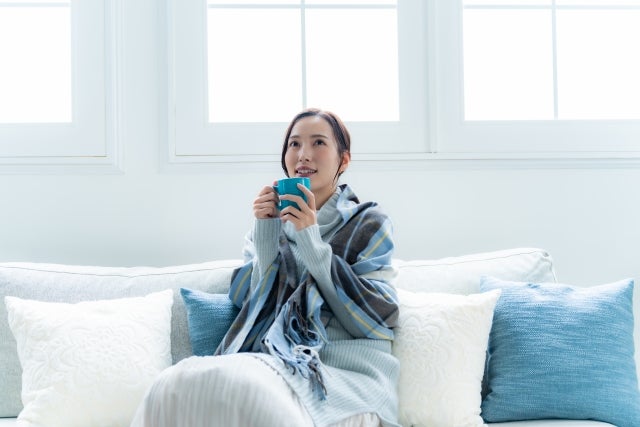 冷え対策をする女性