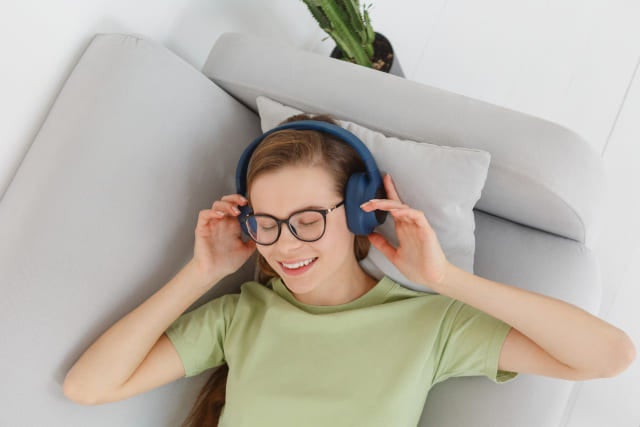 産後ハイで眠れないときの対処法3選:3. 耳を使ってリラックスする