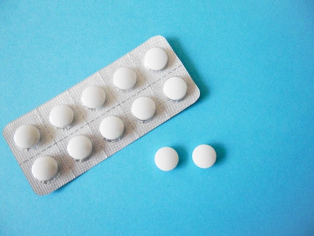 頭痛薬のなかには授乳中でも使用できるとされる成分があり、医師や薬剤師の指導のもとで服用できる場合があります。