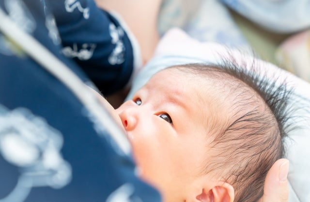 授乳中でも使用できるとされる頭痛薬のなかには、服用後も普段どおり授乳を続けられるものがあります。
