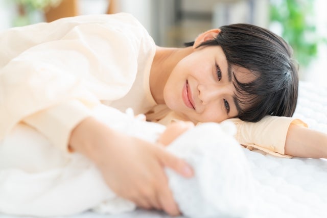 「少し疲れているかも」と感じたら、赤ちゃんが寝ている間に一緒に横になったり、家族に頼ってひと息つく時間を作ったりしてみましょう。