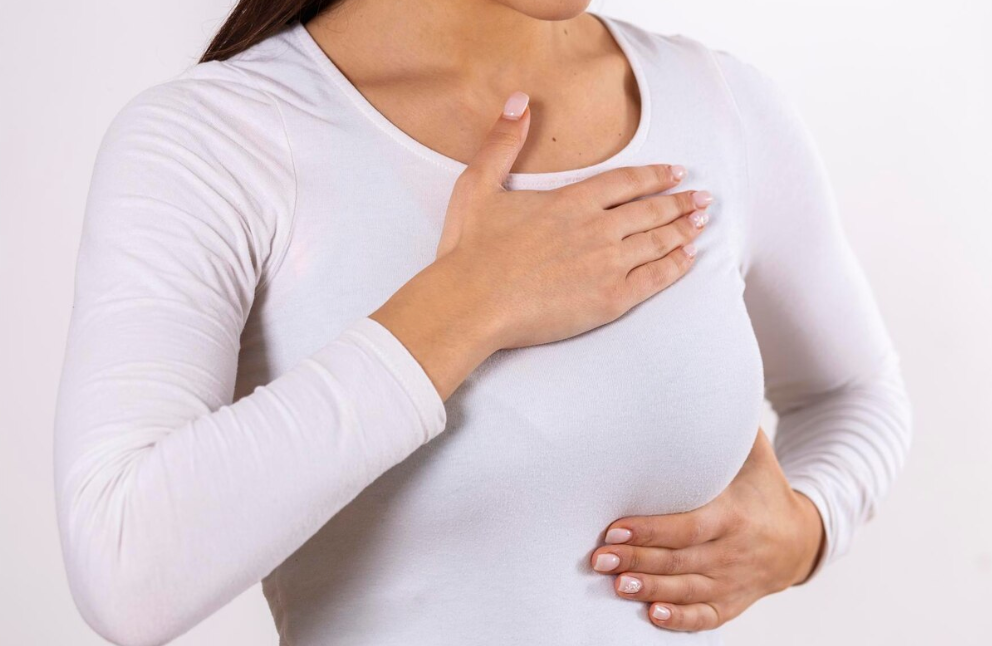 乳房の一部分が硬くなったり、しこりになっているところがある場合は、その部分に母乳がたまった状態になっています