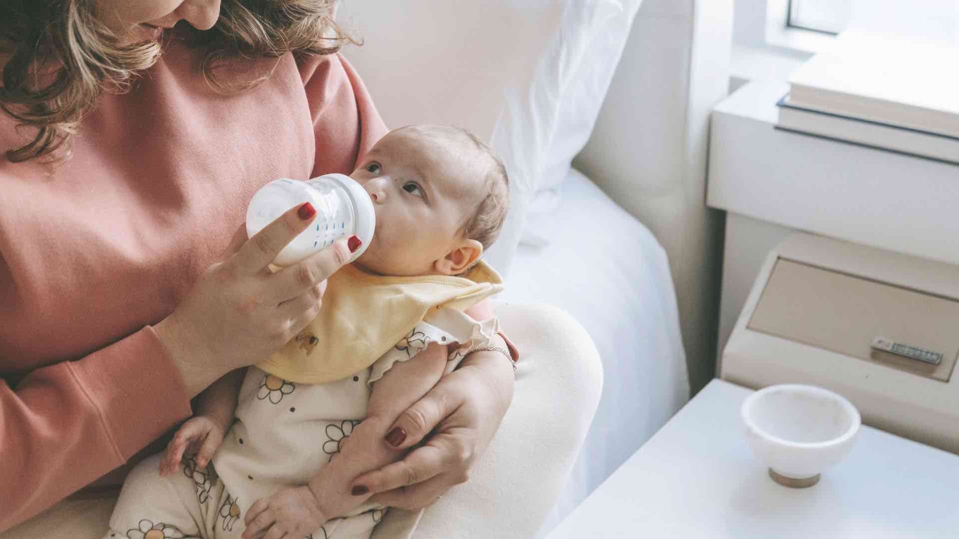 母乳が足りないときはミルクを補足しましょう