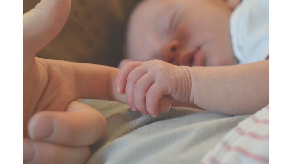 母乳が足りている赤ちゃんの体重増加の特徴を解説