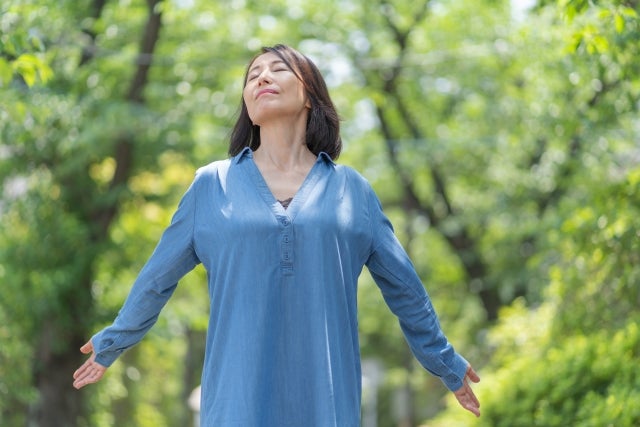 妊娠初期に起こる頭痛の乗りこえ方は、生活習慣の改善、リラックス、ツボ押し、葉酸サプリを取り入れることです。それでも辛い頭痛が続く時は産婦人科に相談しましょう。