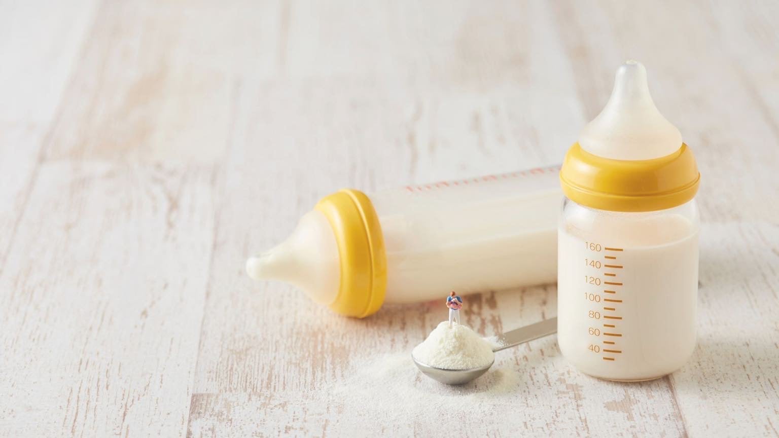 母乳量が少ないときは不足分をミルクで補うと良いでしょう