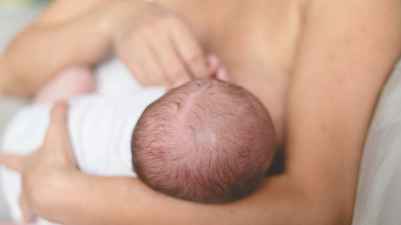 授乳のやり方や姿勢を再確認する