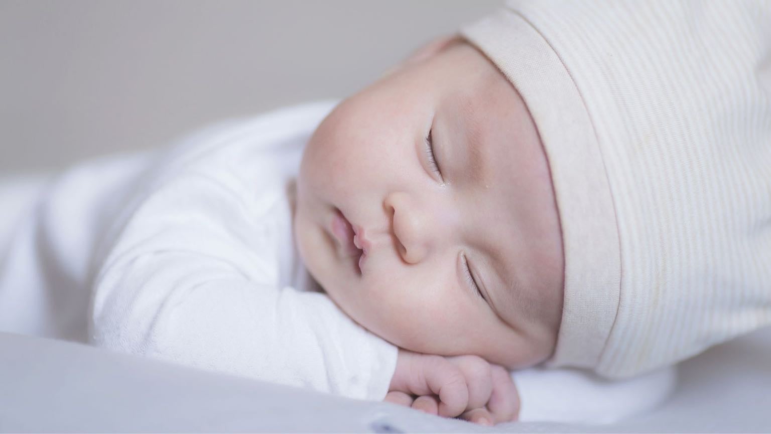 母乳が足りていないと赤ちゃんの睡眠時間が減少します