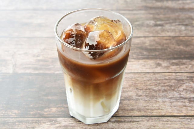 授乳中は、ママが口にするものが赤ちゃんにも影響するため、避けたほうがよい飲み物もあります。