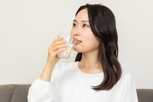 実は、母乳の約90％は水分でできており、授乳中は1日約700～1,000mlほどの水分が失われています。