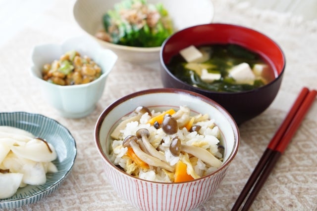 授乳中は食生活を整え、バランスの良い食事を心がけましょう。