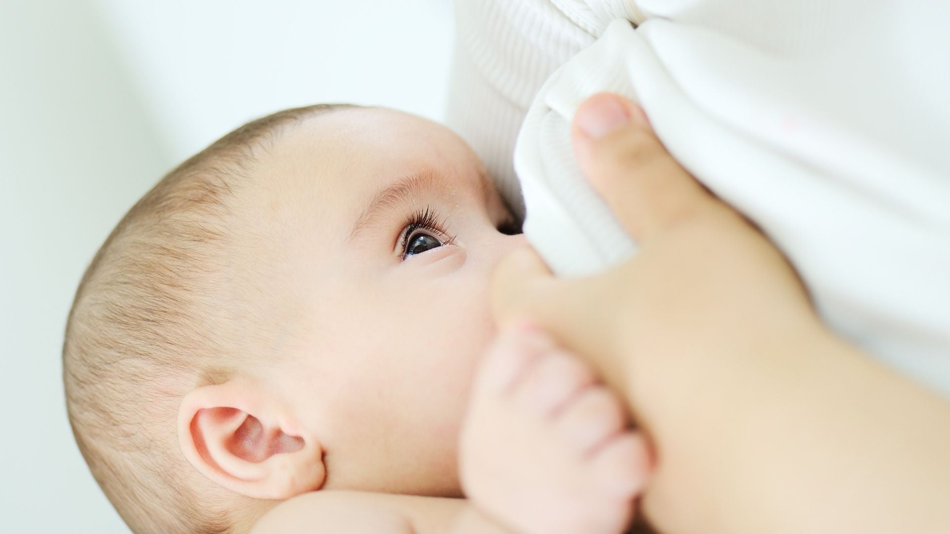 赤ちゃんが母乳を飲んでいます
