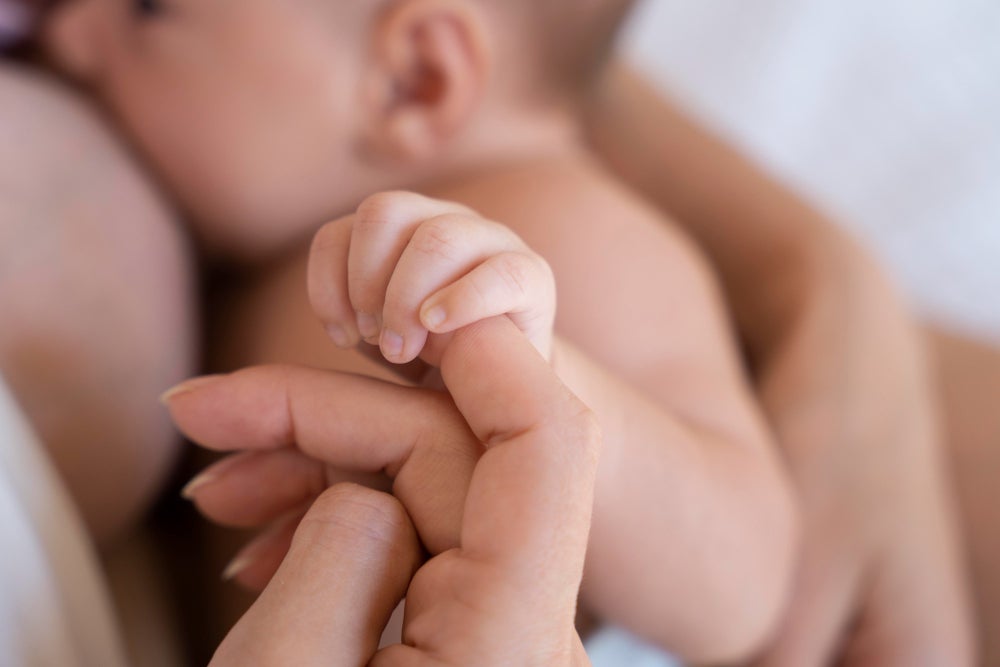 特に完全母乳で育てているママにとっては、母乳だけが赤ちゃんの栄養源なので栄養が足りているのか気になりますよね