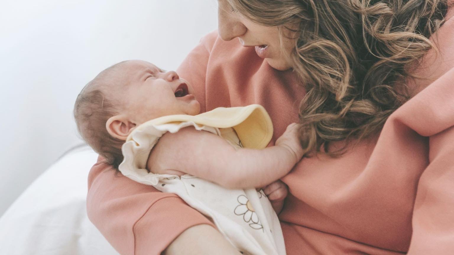 母乳が不足すると、赤ちゃんの機嫌が悪い状態が続きます