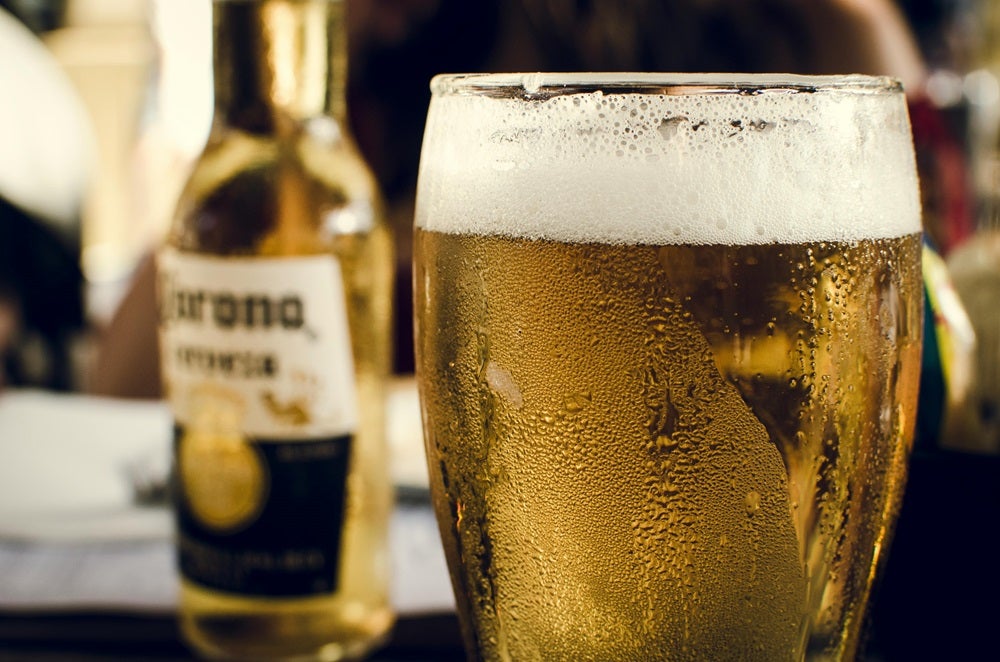 飲é
ã«ã¯ãèå
æ§ã¢ã«ã³ãŒã«çå矀ããšåŒã°ããèµ€ã¡ããã®è³ã®çºè²ãé»å®³ãããªã¹ã¯ãååšãã
