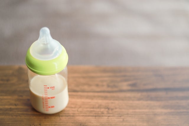 新生児期の1日の母乳量は、約500～600mlです。個人差はありますが、一般的に体重1kgあたりに必要な母乳の量は約20mlといわれています。