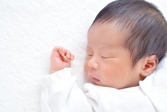 生まれた直後の胃は、ビー玉くらいの大きさ。赤ちゃんの胃が小さいことで、一度にたくさんの母乳を飲むことができず、すぐにおなかが空いてしまいます。これが、授乳の回数が多い原因の一つ。