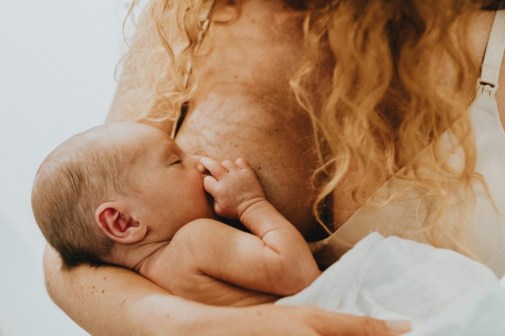 初乳は消化吸収が良く消化器官に負担をかけにくいので、アレルゲンが体の中に留まる時間を減らし、アレルギー反応を起こすリスクを抑える