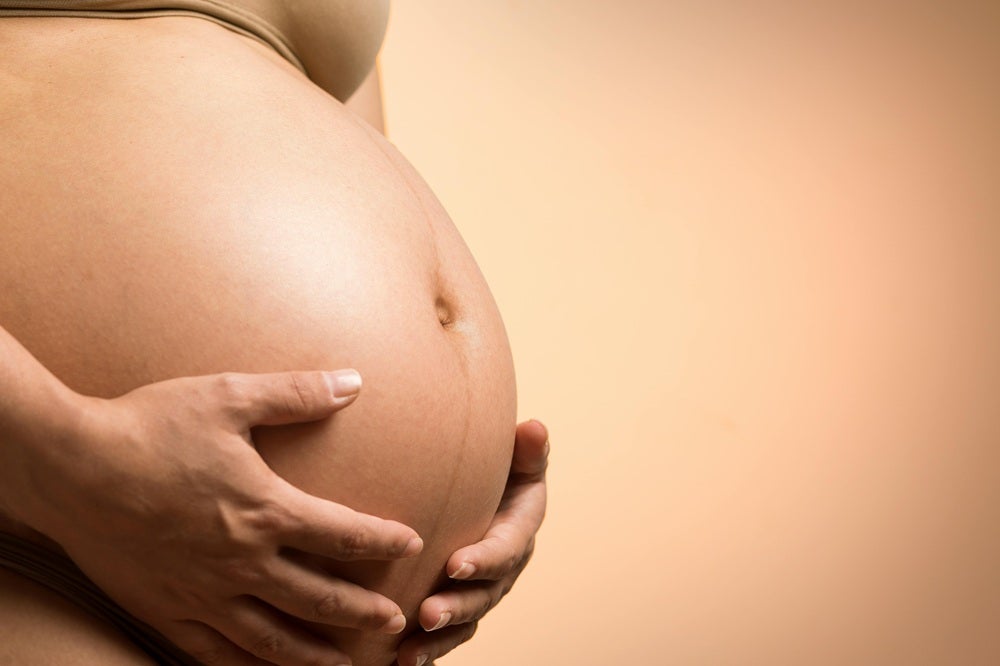 産後、自然と子宮は元の大きさに戻りますが、初乳を与えオキシトシンが分泌することで、子宮の収縮を早める効果が期待できる
