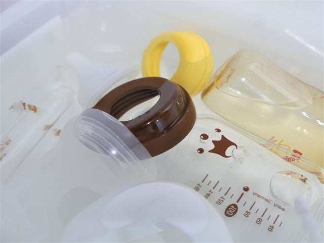 完ミ育児では、毎回の調乳や湯冷ましのを準備し、飲み終わったあと授乳後は哺乳瓶を洗って消毒するという工程がある。