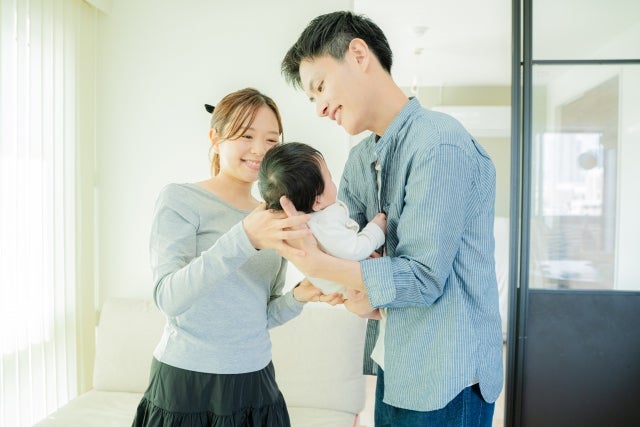 粉ミルクや液体ミルクは作り方が決まっているため、誰が担当しても同じ手順で授乳できるのも魅力です。ママだけが授乳を担わなくてよい分、夜間や外出時など、生活のさまざまな場面でパートナーと役割を共有しやすくなります。