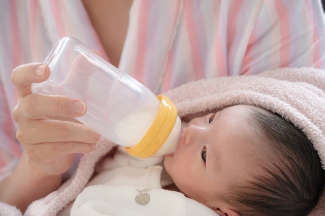 授乳方法を選ぶときは、赤ちゃんの様子だけでなく、ママの体調や家庭の状況も大切です。どちらが正しい、どちらが優れているということではなく、家族が無理なく続けられる方法を選ぶことが一番の安心につながります。