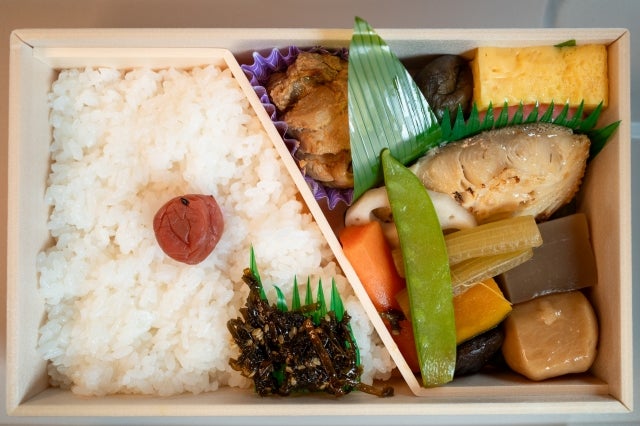 妊婦さんにおすすめのコンビニ弁当は和風の焼き魚弁当や煮物が入った幕の内弁当がおすすめです。和食はカロリーが抑えられていて、塩分も控え目、バランスの摂れたお弁当が多いでしょう。