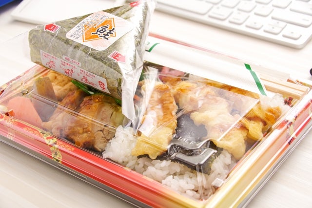 ダウン症は染色体の異常が原因のため、コンビニ弁当とダウン症の発症に因果関係はありません。