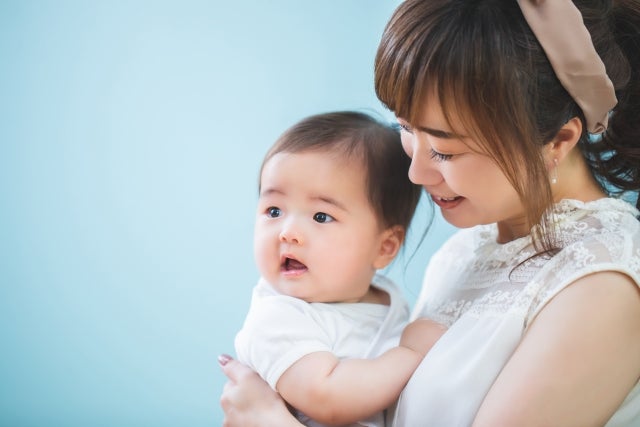 ディーマーは、授乳のタイミングで気分の落ち込みや不快感があらわれる現象で、ホルモンの変化など体の仕組みが関係していると考えられています。