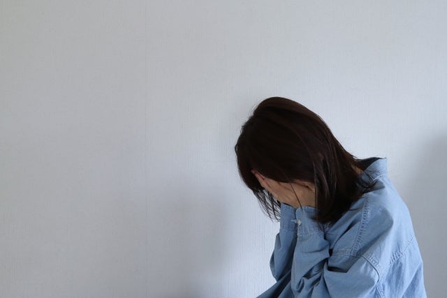 ディーマーでは、気分の落ち込みだけでなく、強いイライラや落ち着かない感覚があらわれる場合もあります。