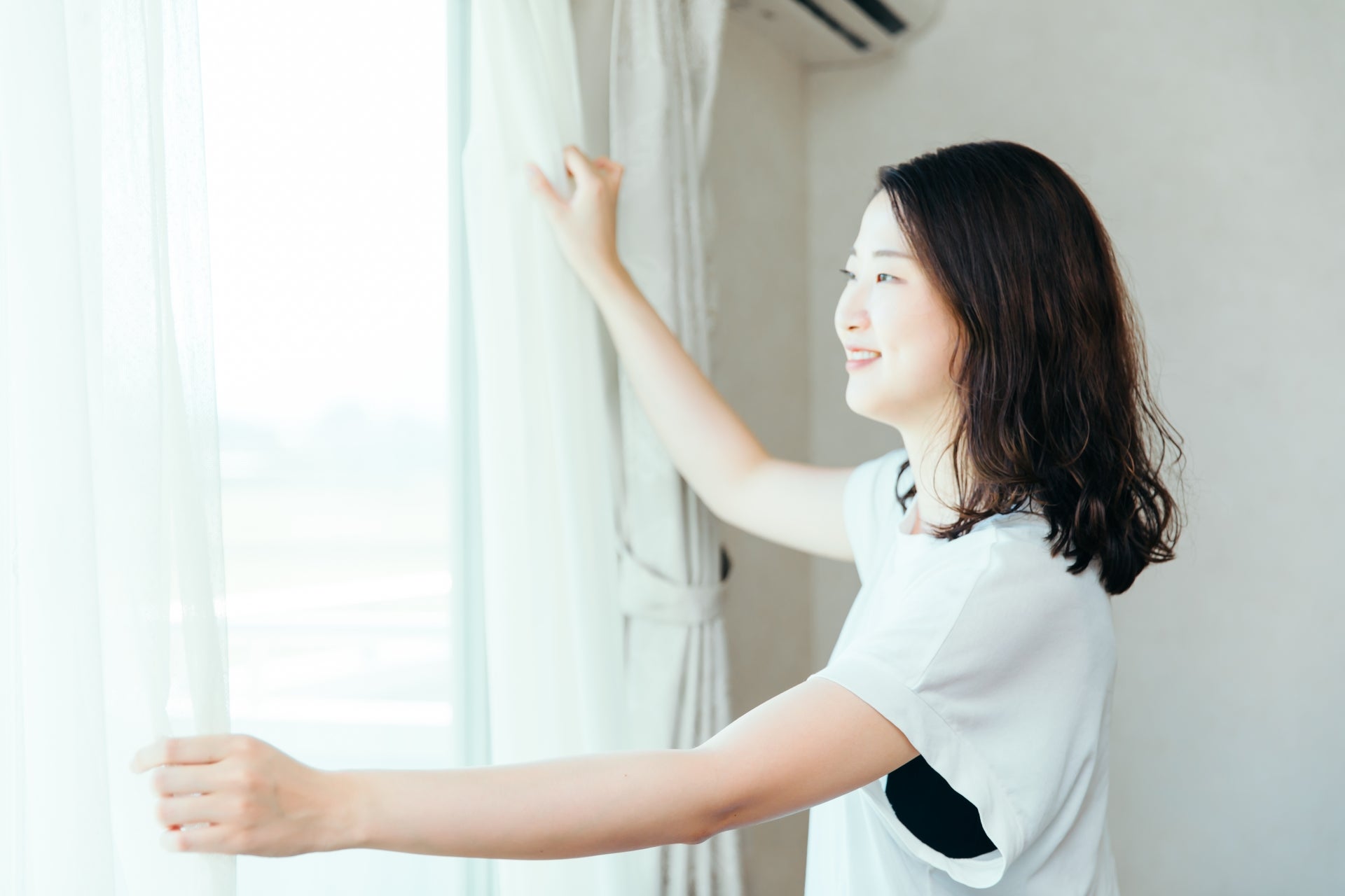 花粉が飛んでいる時期は換気のタイミングで花粉が室内に入ってきてしまいます。花粉が飛んでいる時期は空気清浄機を使用するか、花粉が飛ぶ時間を避けて窓を開けましょう。