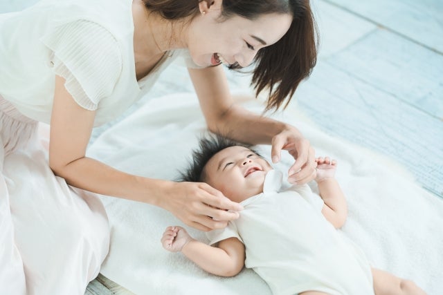 アレルギーが発症するかどうかは「遺伝」と「環境」が大きく関係しています。妊娠中にアレルギーが出たからといって、必ずしも赤ちゃんにアレルギーが遺伝するとは限りません。