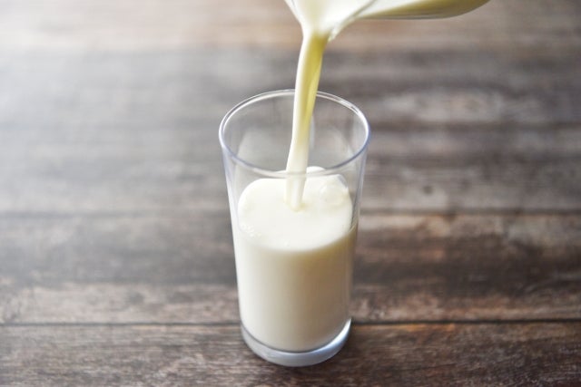 母乳は炭水化物、脂肪、タンパク質、ビタミン、ミネラルなど多くの栄養が含まれます。