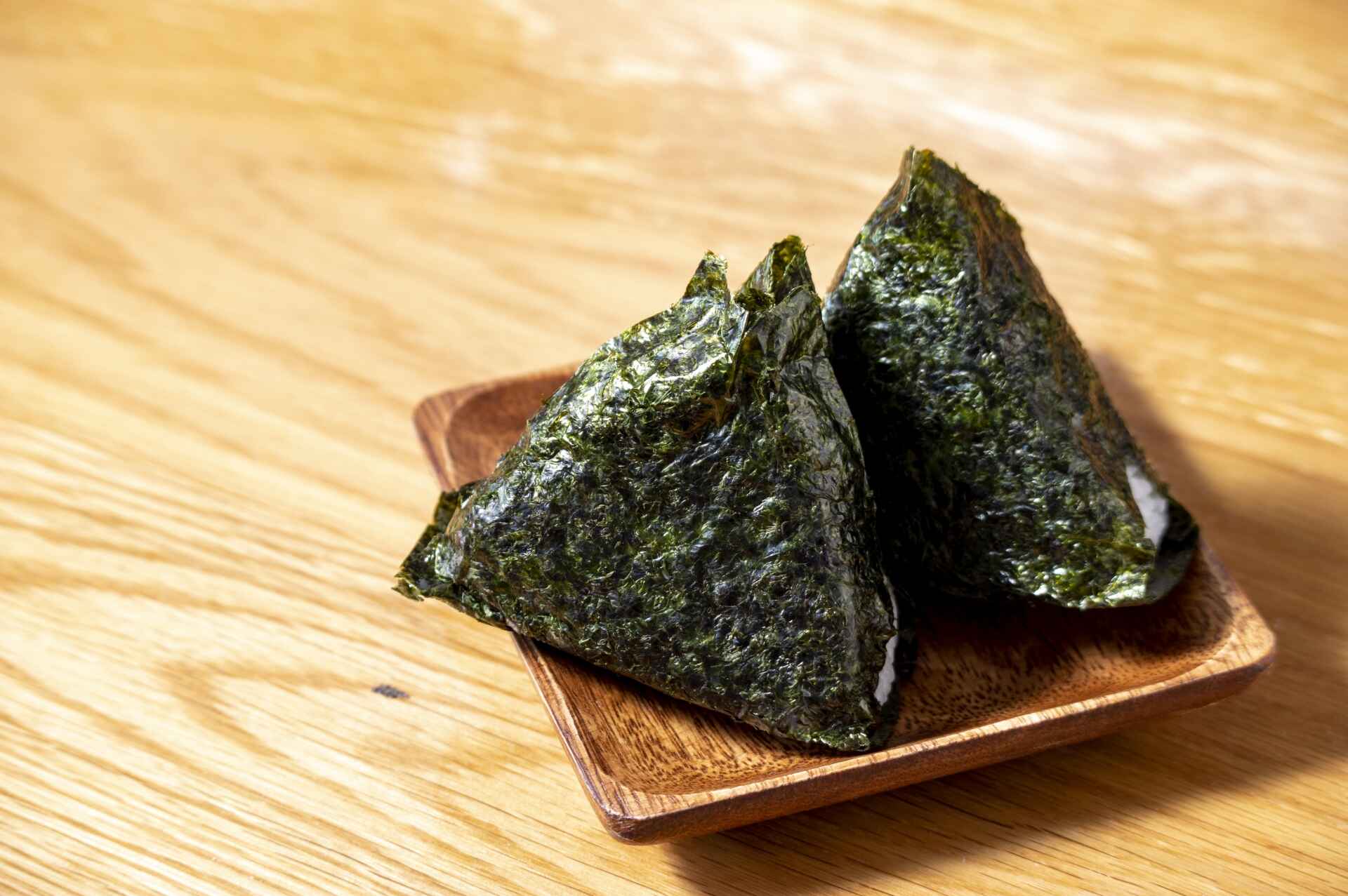 つわりで一度にたくさん食べられないときは、おにぎりなどを用意して小分けにして食べると◎