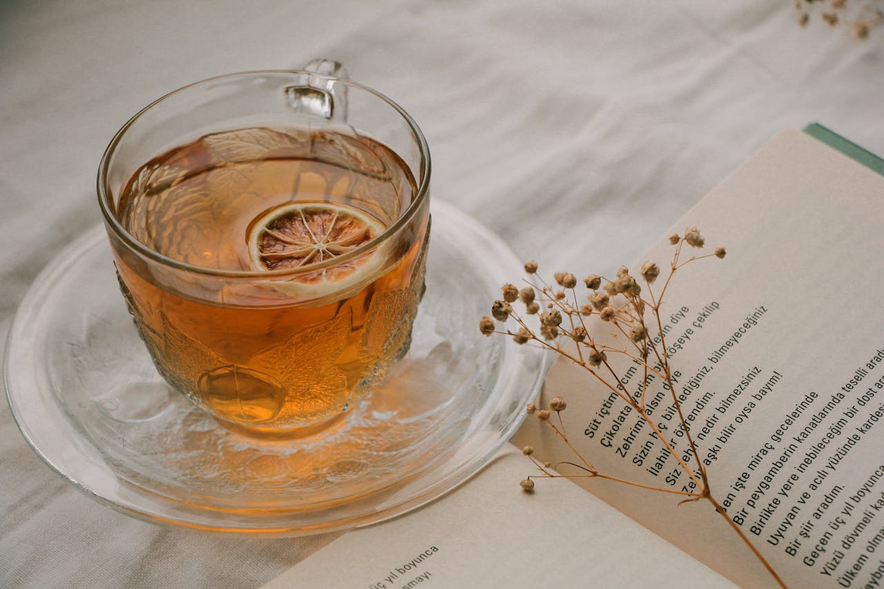 のどの粘膜を潤すことは、咳をやわらげる基本のケア。白湯やノンカフェインのお茶がおすすめ