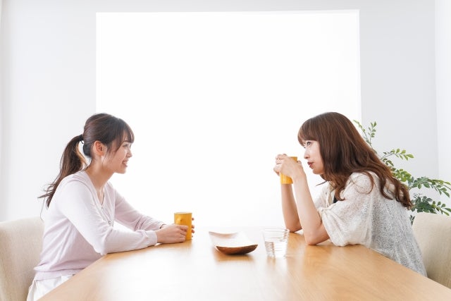 ストレスの解消に役立つ友人との会話