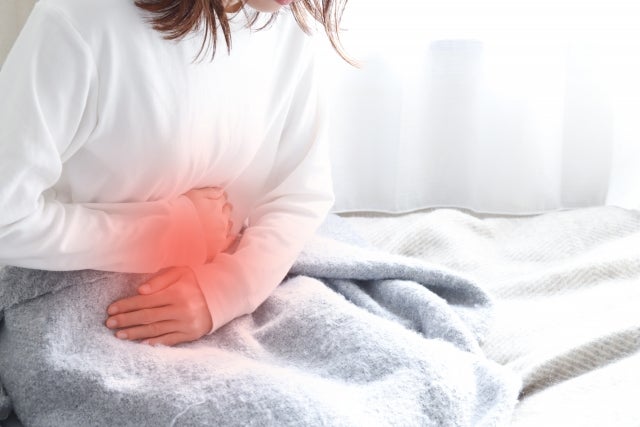 痛みが出始める時期には個人差がありますが、妊娠5~7週ごろに「いつもと違う腹痛」で気づくケースが多いとされています。