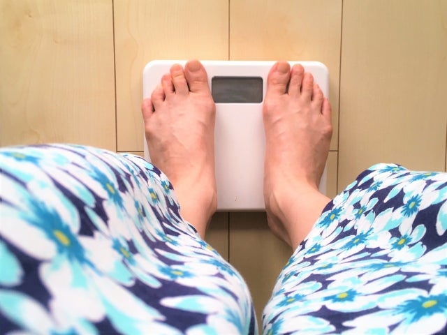 デジタル体重計に乗る人の足元