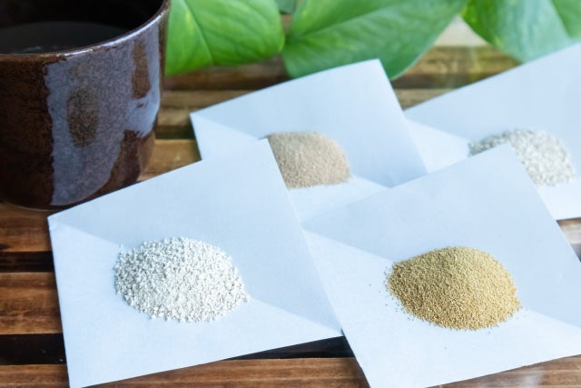 薬包紙に乗せられた3種類の漢方薬