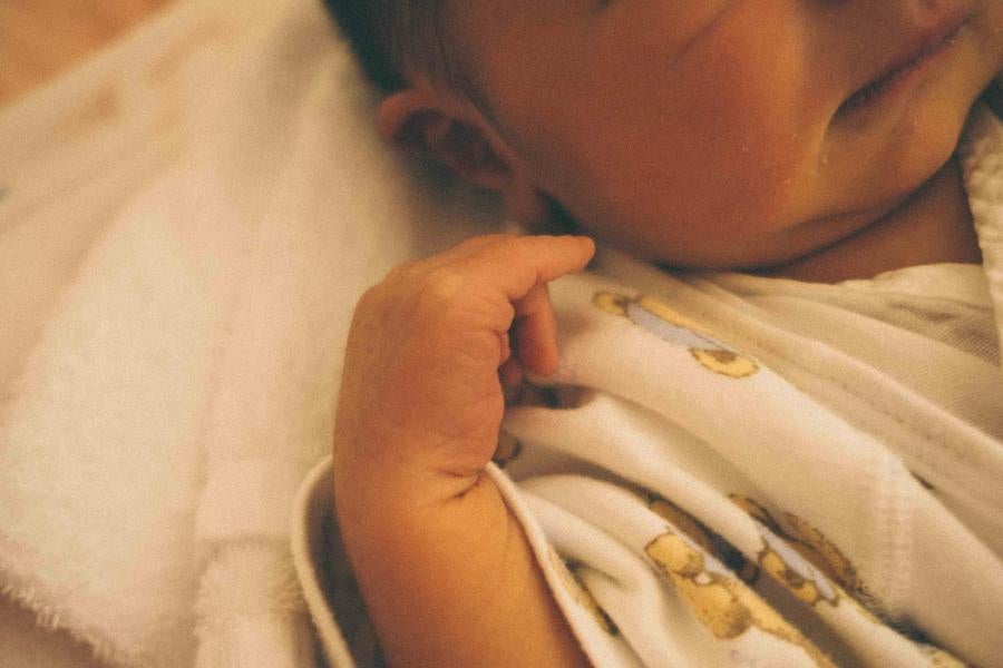 混合育児の場合、ミルクも与えられるのでママ以外の人が授乳できる