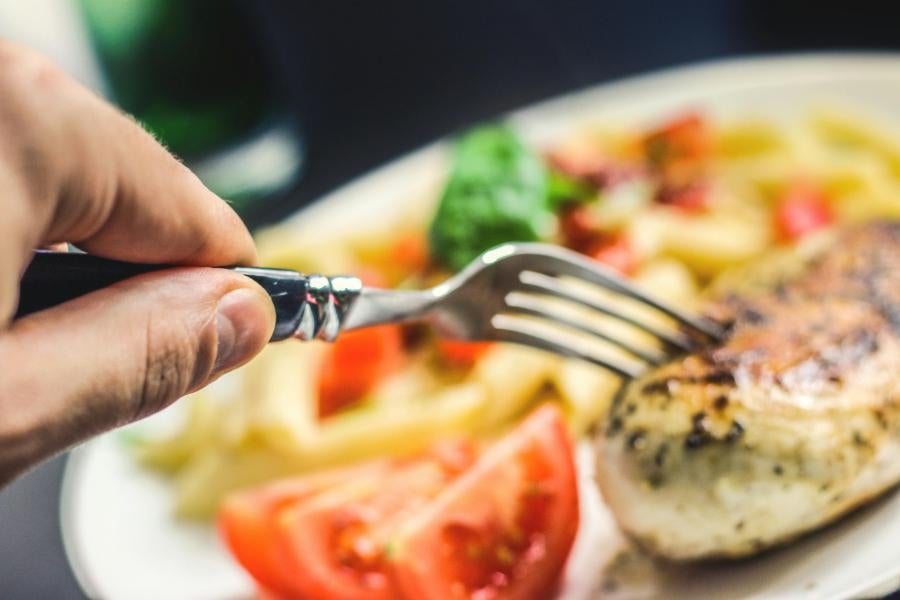 カフェインやアルコールの成分は母乳に移行しやすいため、完母で育てるママは食べ物や飲み物に注意が必要