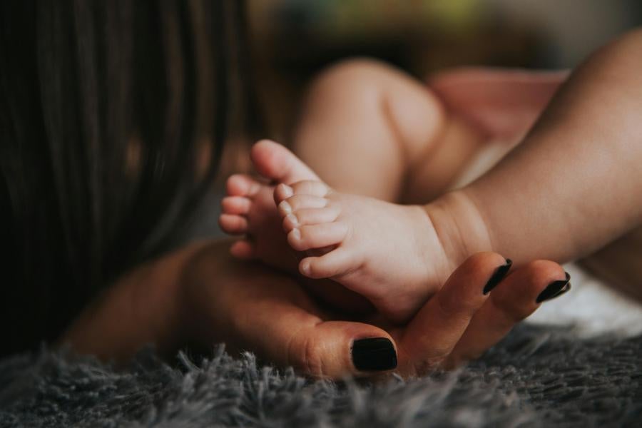 母乳には赤ちゃんに必要な免疫物質が多く含まれますが、ミルクには含まれないためママの免疫を与えることができない
